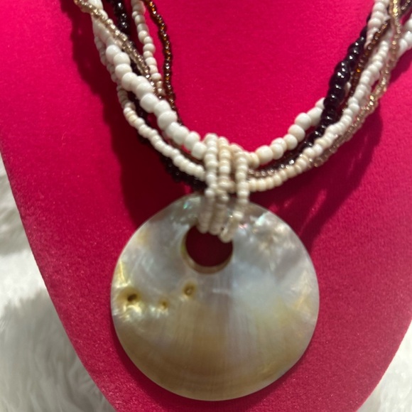Vintage Chic Multi-Strand Shell Pendant Necklace with mother of pearl. - Picture 3 of 4